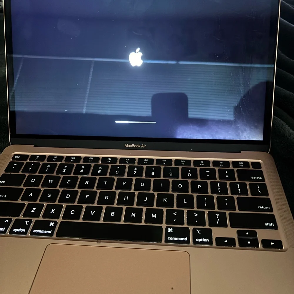 Apple MacBook Air 13” – Gold – Working / Factory Reset (Occasional Screen Issue)